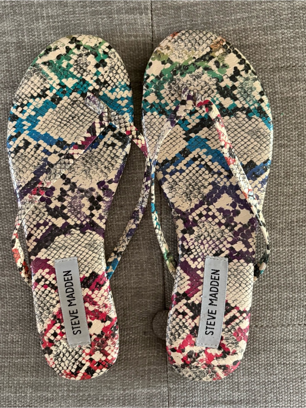 Steve Madden Snakeskin Print Flip Flop Sandals - EUC size 7
